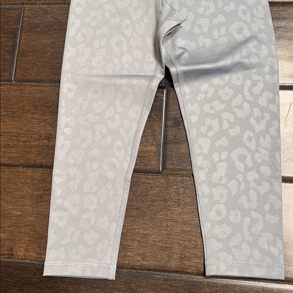 ❤️3/$30 Xersion Light Gray Animal Print Kids High Rise Jersey 7/8 Leggings NWT - Picture 3 of 7